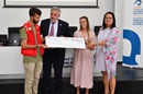 Entrega del cheque con la recaudación del Cuento Solidario "El secreto tras tu pantalla" a la ONG Cruz Roja Española